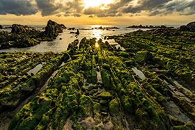 入選　　Ryohei Irieさんの作品「夕映えの岩礁海岸」